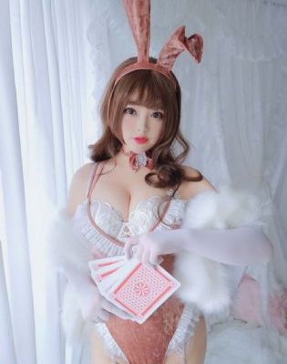 日本少妇一边吃奶一边摸下边_720高清完整版